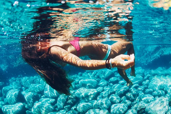 Женщина, плавающая в естественном бассейне — стоковое фото