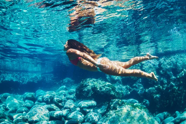 Mujer flotando en piscina natural — Foto de Stock