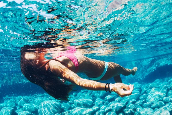 Donna galleggiante in piscina naturale — Foto Stock