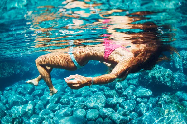 Frau schwimmt in natürlichem Pool — Stockfoto