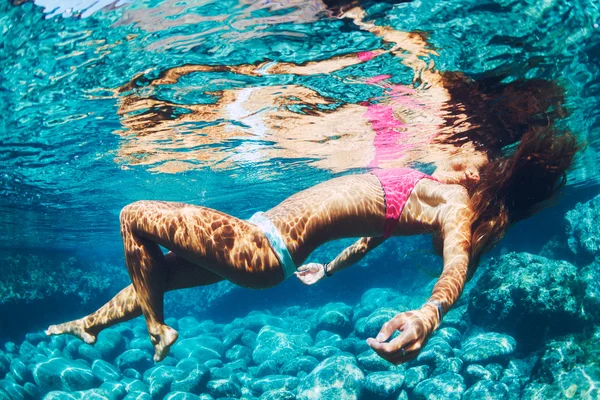 Mujer flotando en piscina natural — Foto de Stock