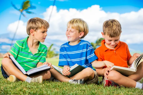 Grupo de chicos leyendo —  Fotos de Stock