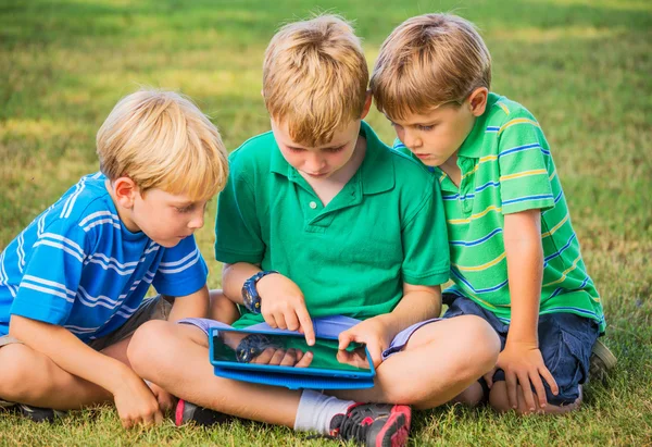 Τα παιδιά που χρησιμοποιούν τον υπολογιστή tablet — Φωτογραφία Αρχείου