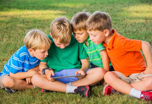 Kids using tablet computer — Stock Photo, Image