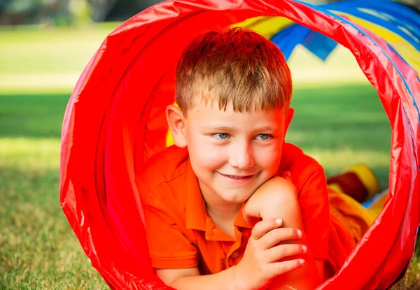 Jong jongen spelen — Stockfoto