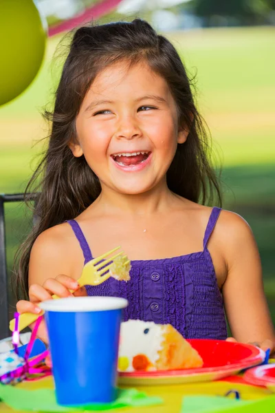 Little girl eating birthday cake — Stock Photo, Image