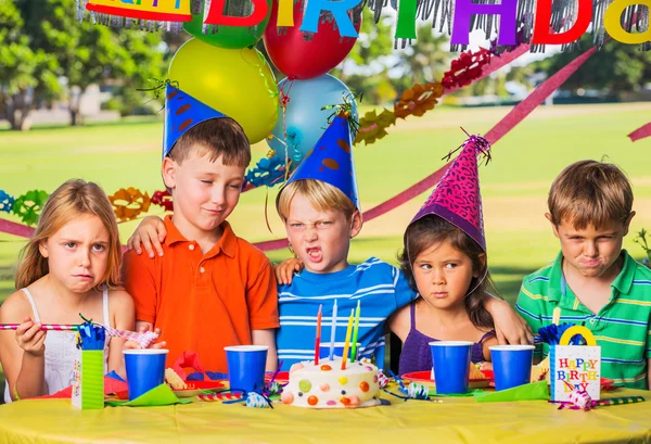 Niños en la fiesta de cumpleaños —  Fotos de Stock