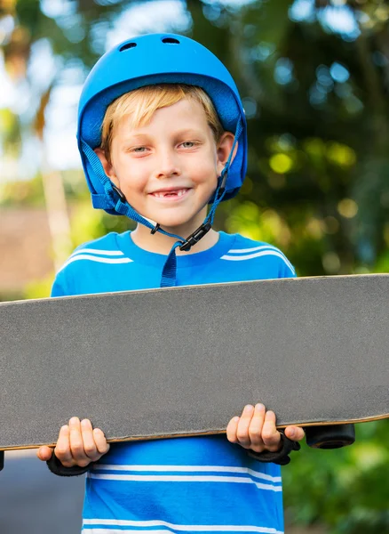 Jongen met skate board — Stockfoto