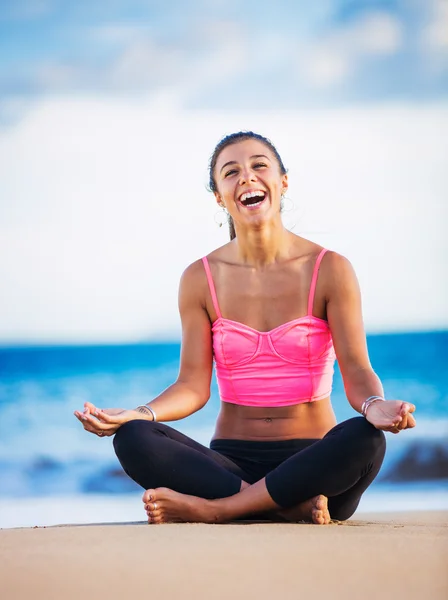 Frau praktiziert Yoga bei Sonnenuntergang — Stockfoto