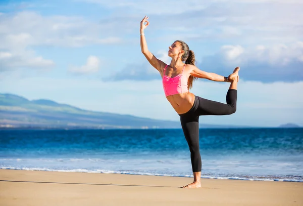 Mulher praticando ioga ao pôr do sol — Fotografia de Stock