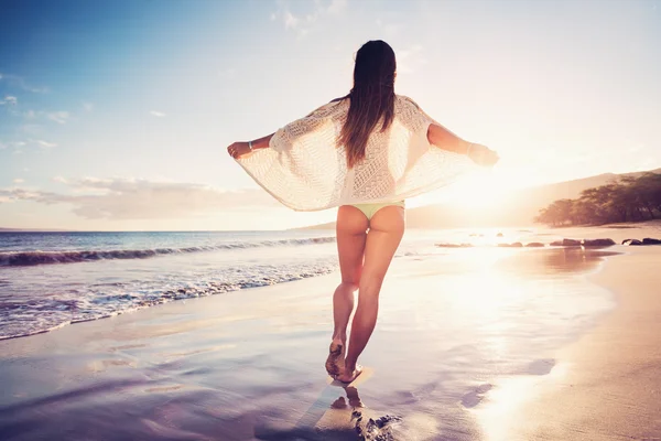 Donna che cammina su una spiaggia sabbiosa — Foto Stock