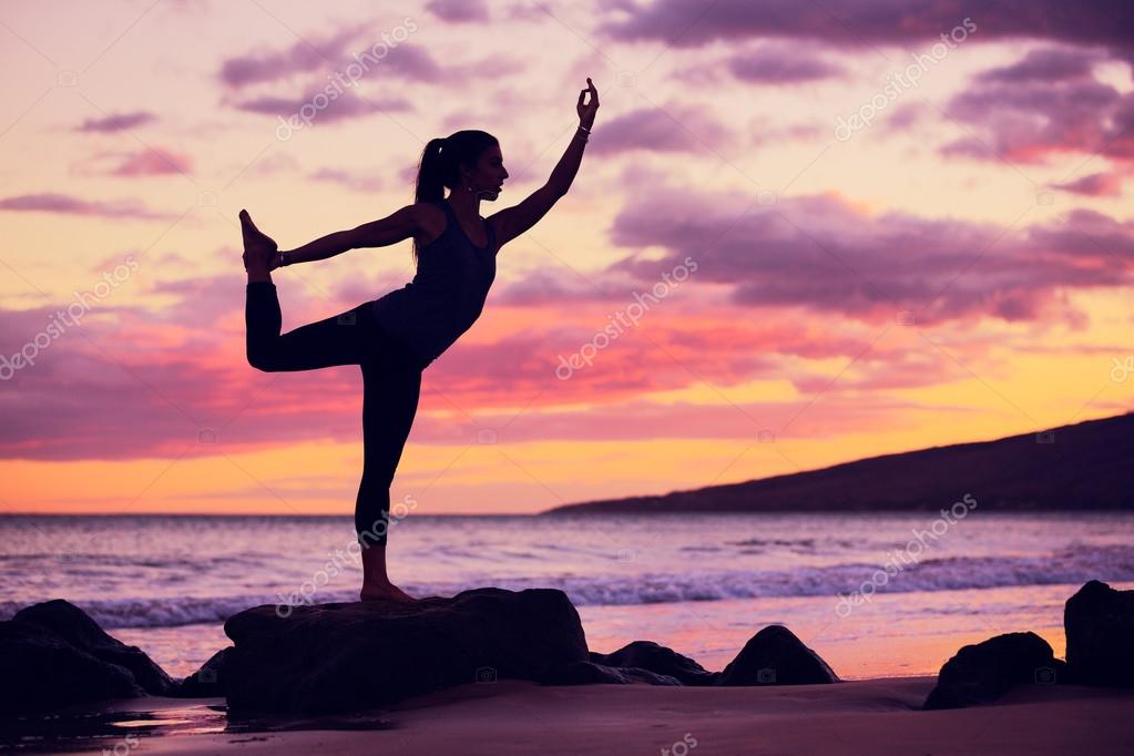 Mulher praticando ioga na praia ao pôr do sol fotos, imagens de