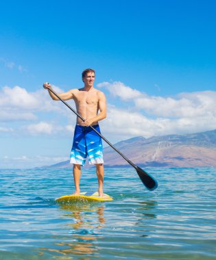 Ayağa kalkıp sörf hawaii kürek