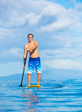 Ayağa kalkıp sörf hawaii kürek
