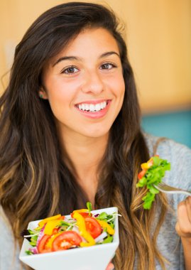 güzel bir genç kadın sağlıklı organik salata bir kase yemek