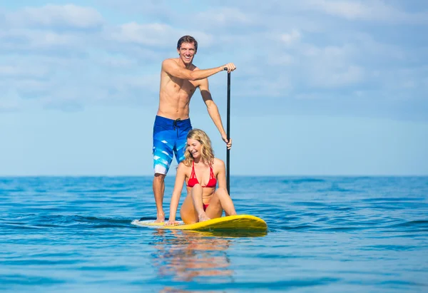 ハワイでサーフィン、パドルを立ち上がるカップル — ストック写真