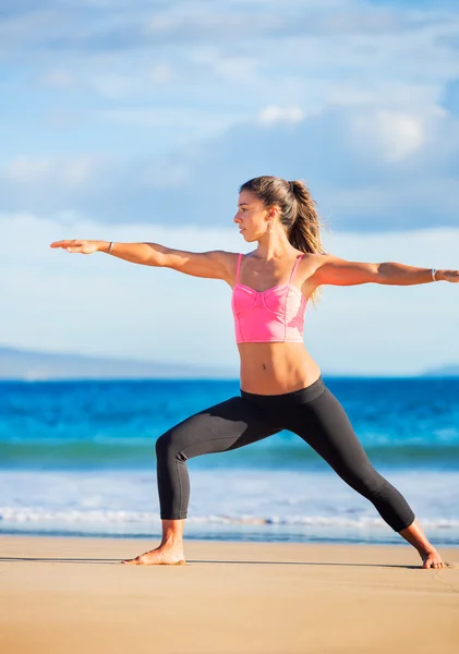 Frau praktiziert Yoga — Stockfoto