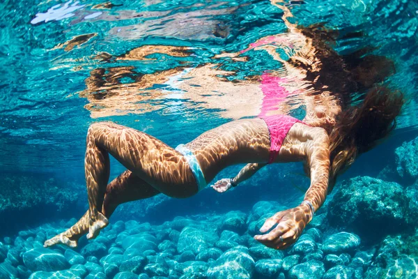 Femme flottant dans les eaux tropicales — Photo