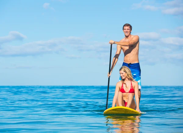 Pareja de Stand Up Paddle Surf en Hawaii — Foto de Stock