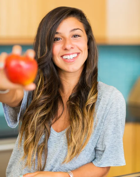 Hermosa joven sosteniendo manzana roja —  Fotos de Stock