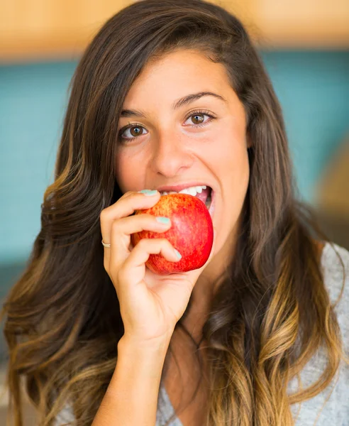 Bella giovane donna in possesso di mela rossa — Foto Stock