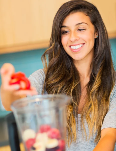 Vrouw maken vers fruit smoothie — Stockfoto