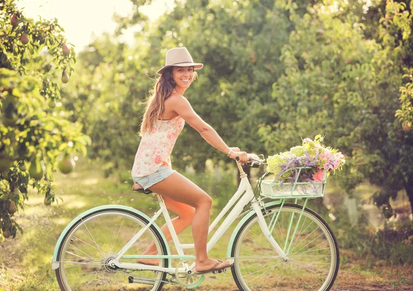 Vacker ung kvinna på cykel — Stockfoto