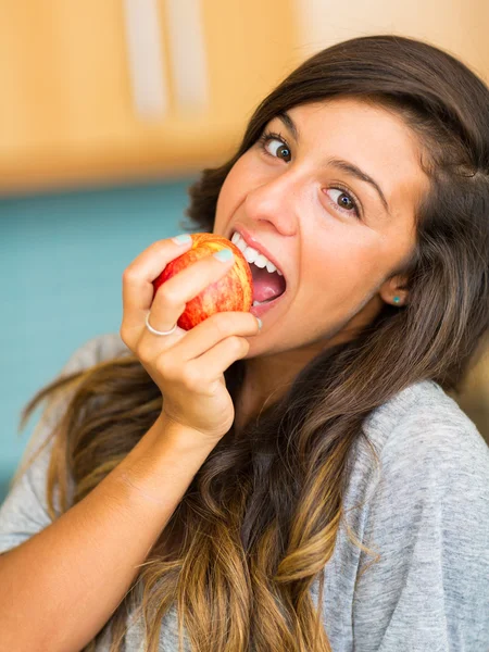 Hermosa joven sosteniendo manzana roja —  Fotos de Stock