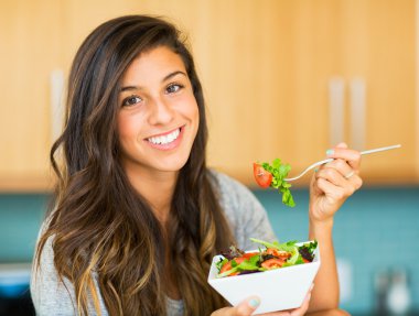 güzel bir genç kadın sağlıklı organik salata bir kase yemek