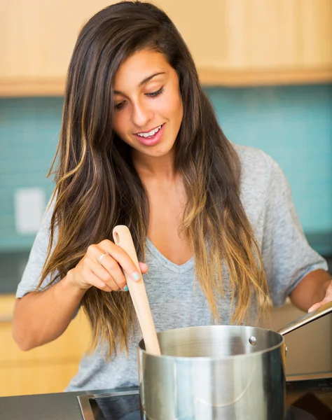 Nő főzés Vacsora — Stock Fotó
