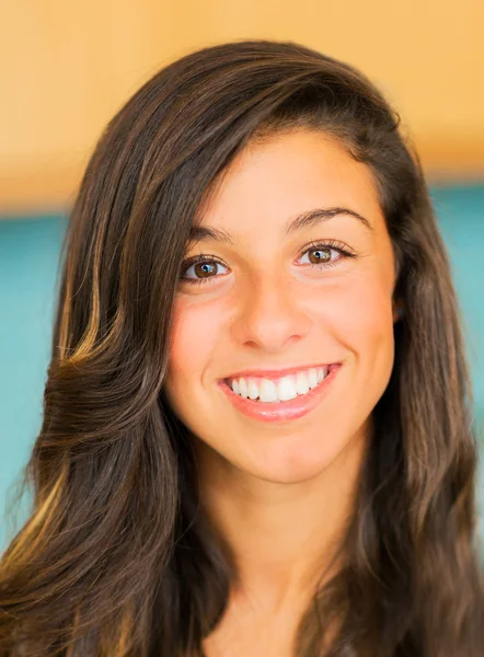 Hermosa joven sonriendo — Foto de Stock