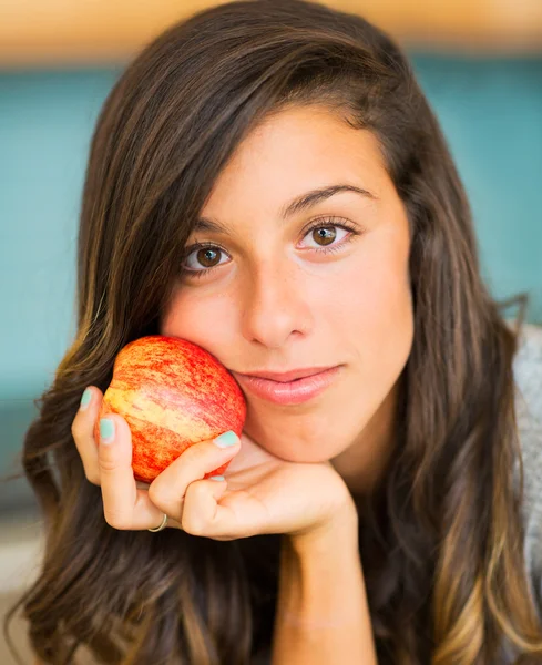 Hermosa joven sosteniendo manzana roja —  Fotos de Stock