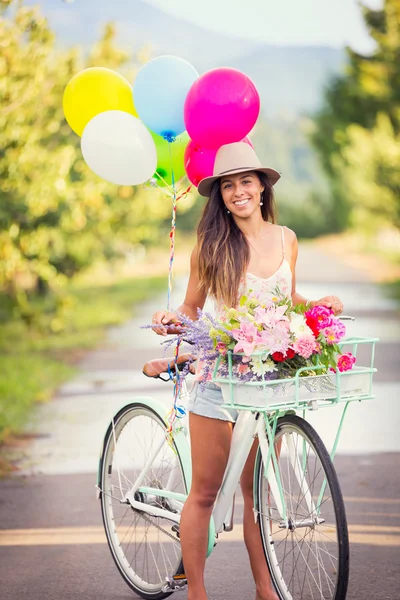 Vacker ung kvinna på cykel — Stockfoto