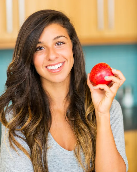 Bella giovane donna in possesso di mela rossa — Foto Stock