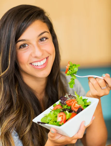 Vacker ung kvinna äta en skål med hälsosam ekologisk sallad — Stockfoto