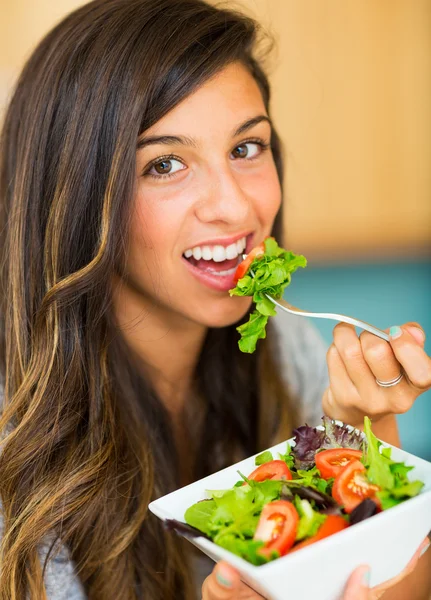 Bella giovane donna mangiare una ciotola di sana insalata biologica — Foto Stock