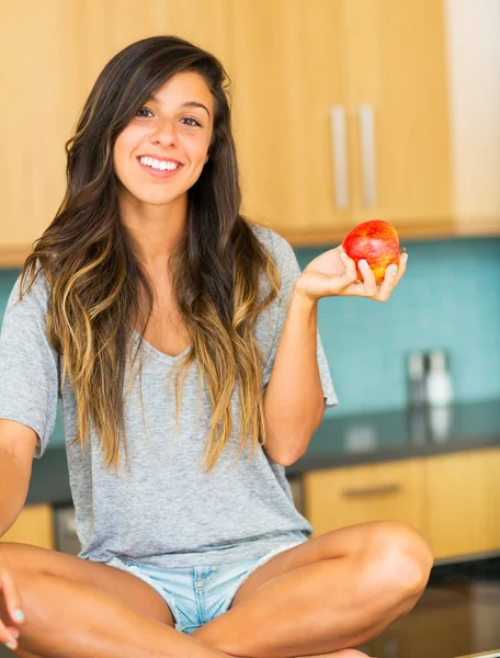 Hermosa joven sosteniendo manzana roja —  Fotos de Stock