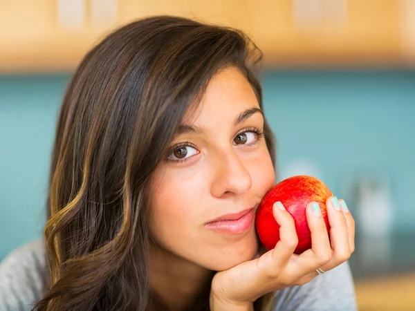 Hermosa joven sosteniendo manzana roja —  Fotos de Stock