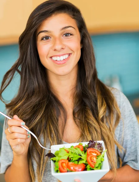 Belle jeune femme qui mange un bol de salade bio saine — Photo