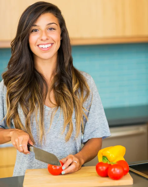 Kvinna hugga grönsaker, förbereda hälsosam middag — Stockfoto