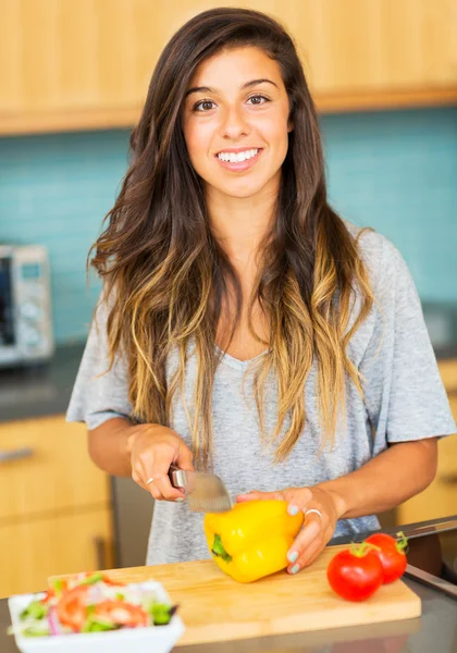 健康的な夕食を準備して、野菜をまな板の女性 — ストック写真