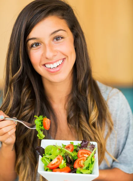 Belle jeune femme qui mange un bol de salade bio saine — Photo