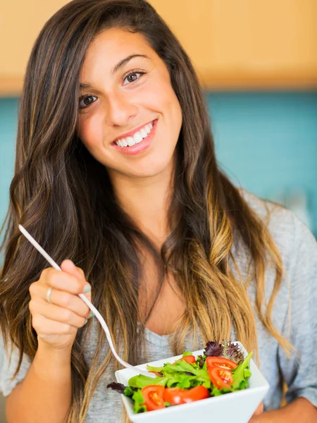 Gyönyörű fiatal nő, eszik egy egészséges, organikus saláta tál — Stock Fotó