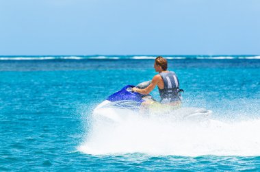jet ski üzerinde genç adam