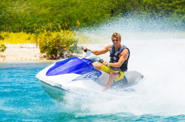 jet ski üzerinde genç adam