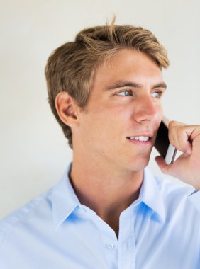 Akıllı telefondan konuşan adam.
