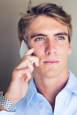 Akıllı telefondan konuşan adam.
