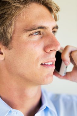 Akıllı telefondan konuşan adam.