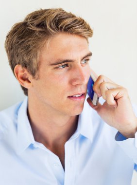 Akıllı telefondan konuşan adam.