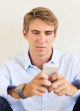 adam akıllı telefon arayan manifatura